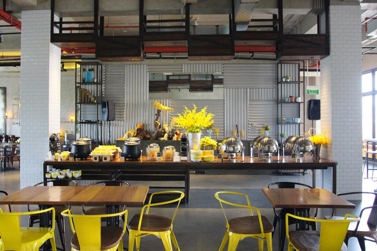 Yello Hotel Jemursari Surabaia Exterior foto