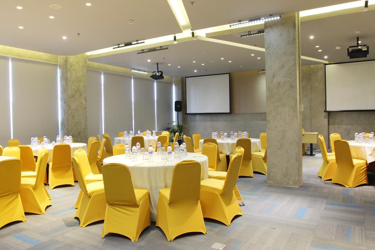 Yello Hotel Jemursari Surabaia Exterior foto