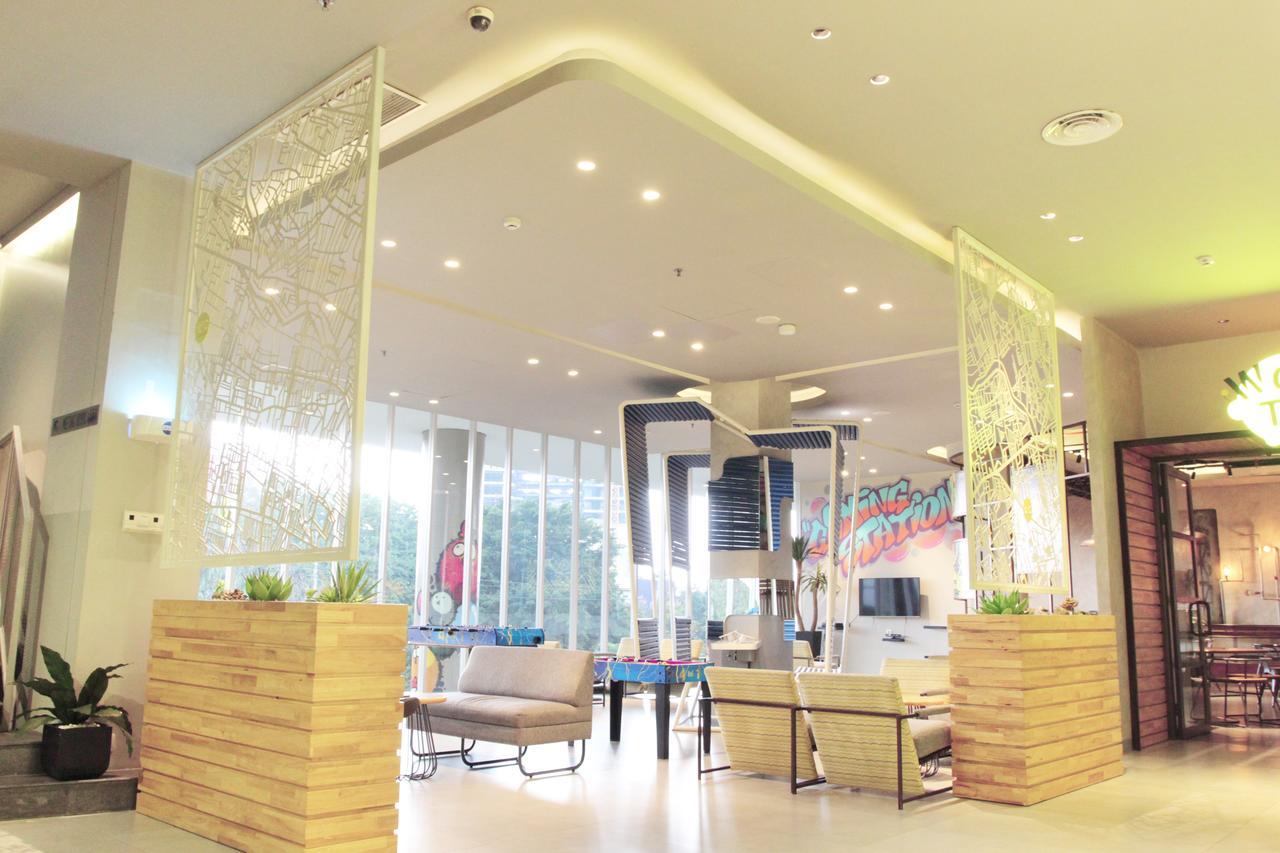 Yello Hotel Jemursari Surabaia Exterior foto