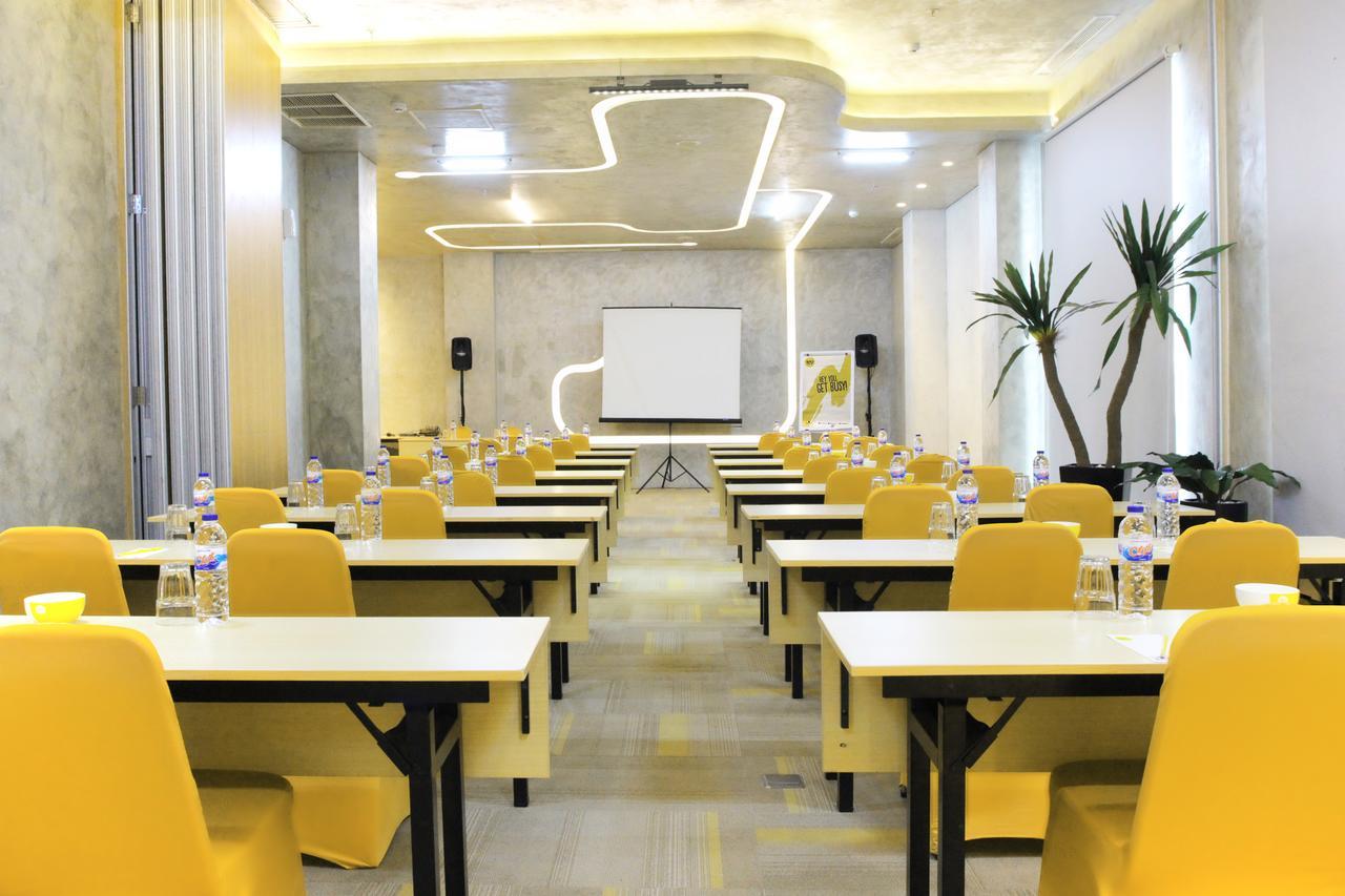 Yello Hotel Jemursari Surabaia Exterior foto