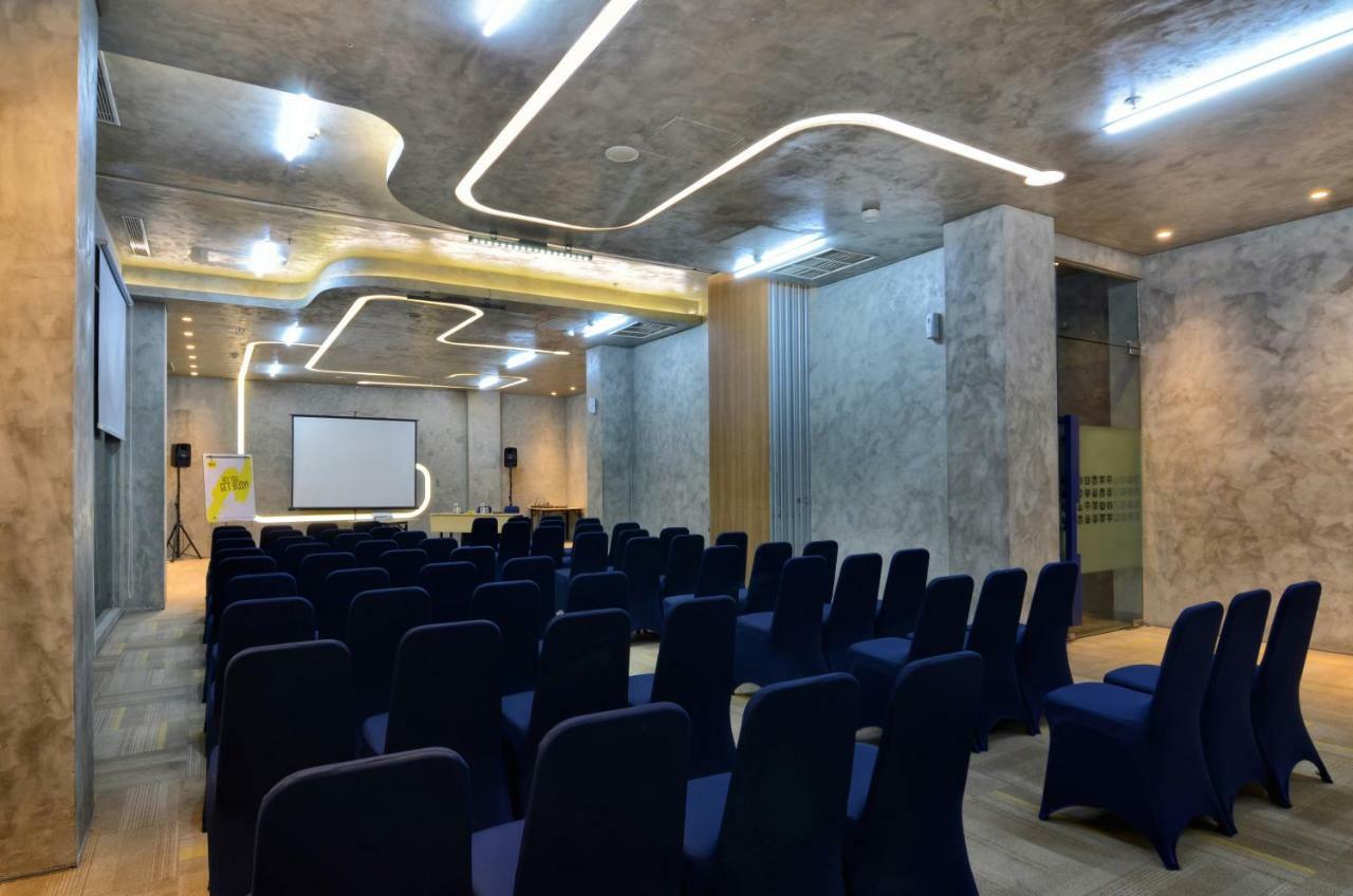 Yello Hotel Jemursari Surabaia Exterior foto